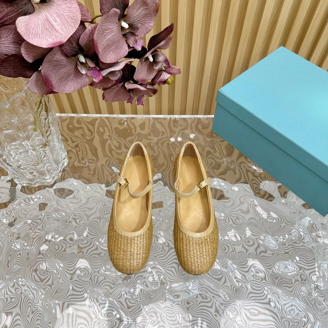 The new spring/summer 2024 raffia slippers/sandals are comfortable on the feet, chic and sophisticated, elegant and versatile.