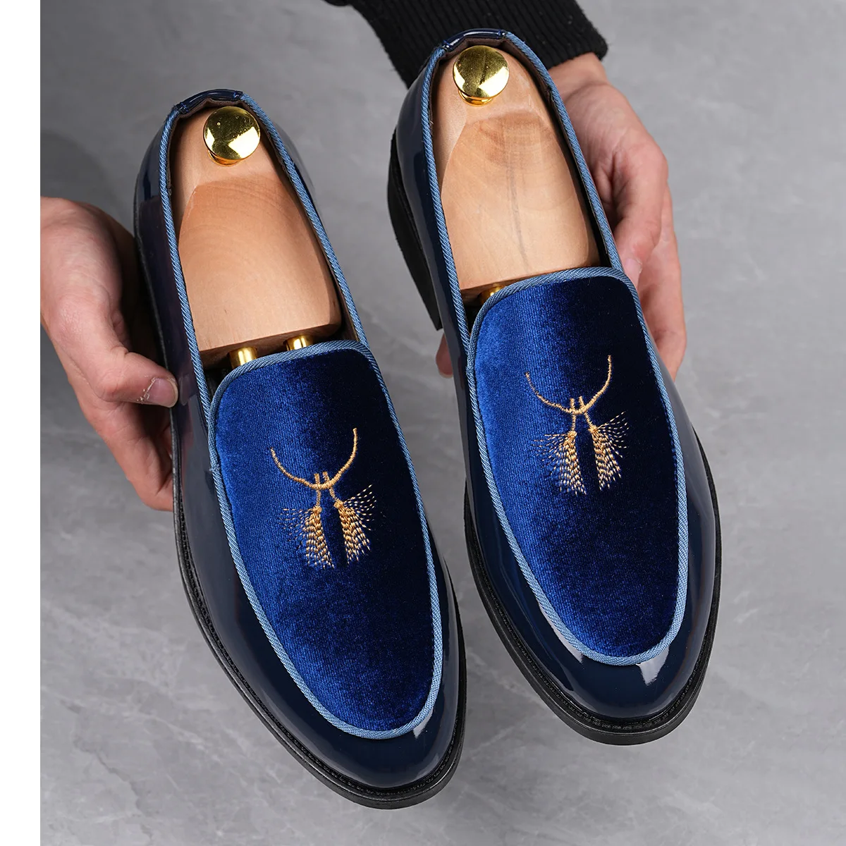 

2026 Men's Wedding Designer Business Embroidery Suede Leather Dress Shoes Driving Luxury Casual Shoes for Men Loafers Moccasins