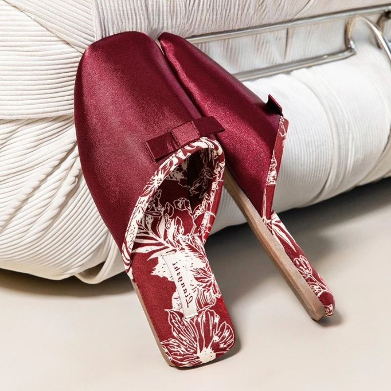 Luxury Silk Print Design Flat Slippers Women Sweet Butterfly Knot Decoration Modern Slippers Comfortable Elegant Home Slippers