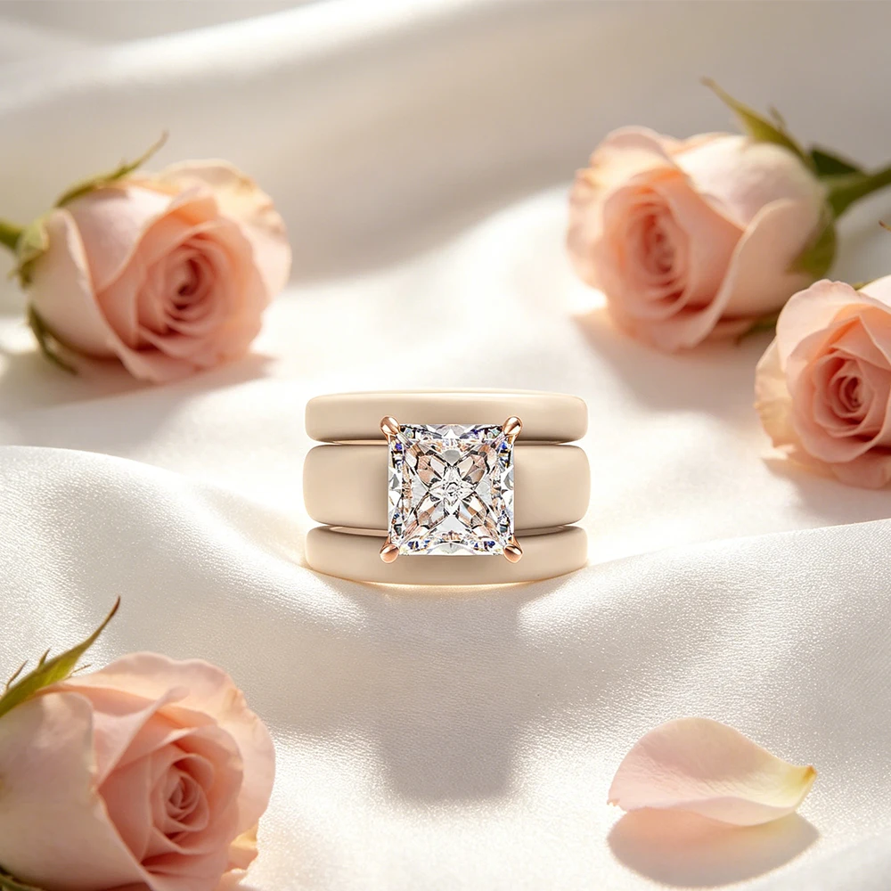 Anillo de Circonia Cúbica con Corte Princesa y Banda de Cerámica Beige de 3 Capas, Anillo Moderno y Elegante Chapado en Oro Rosa, Anillo de Compromiso