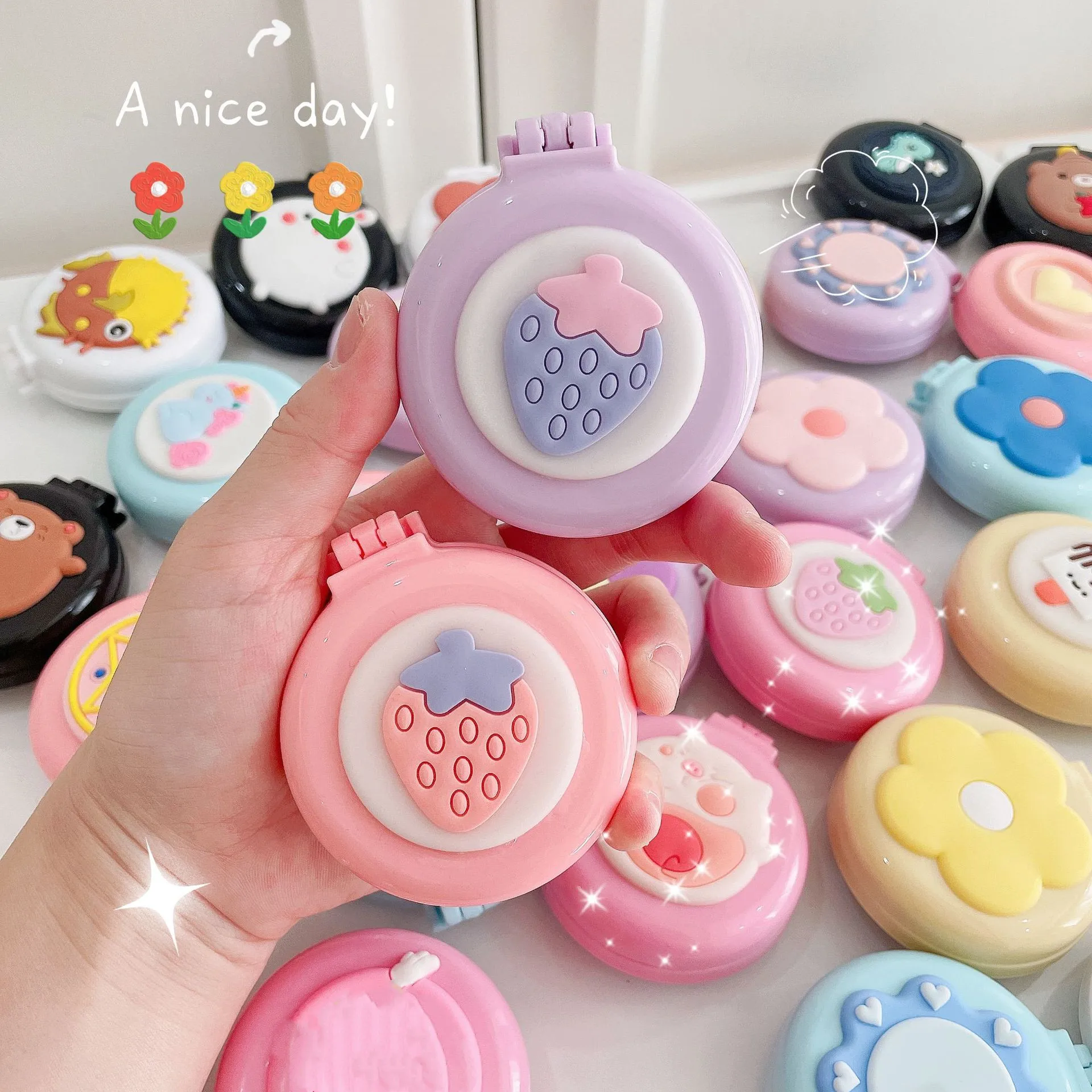 1PC Creative Cute Small Comb Portable Mirror Massage Comb All-in-one Girl Air Cushion Comb Mini Folding Airbag Comb Styling Tool