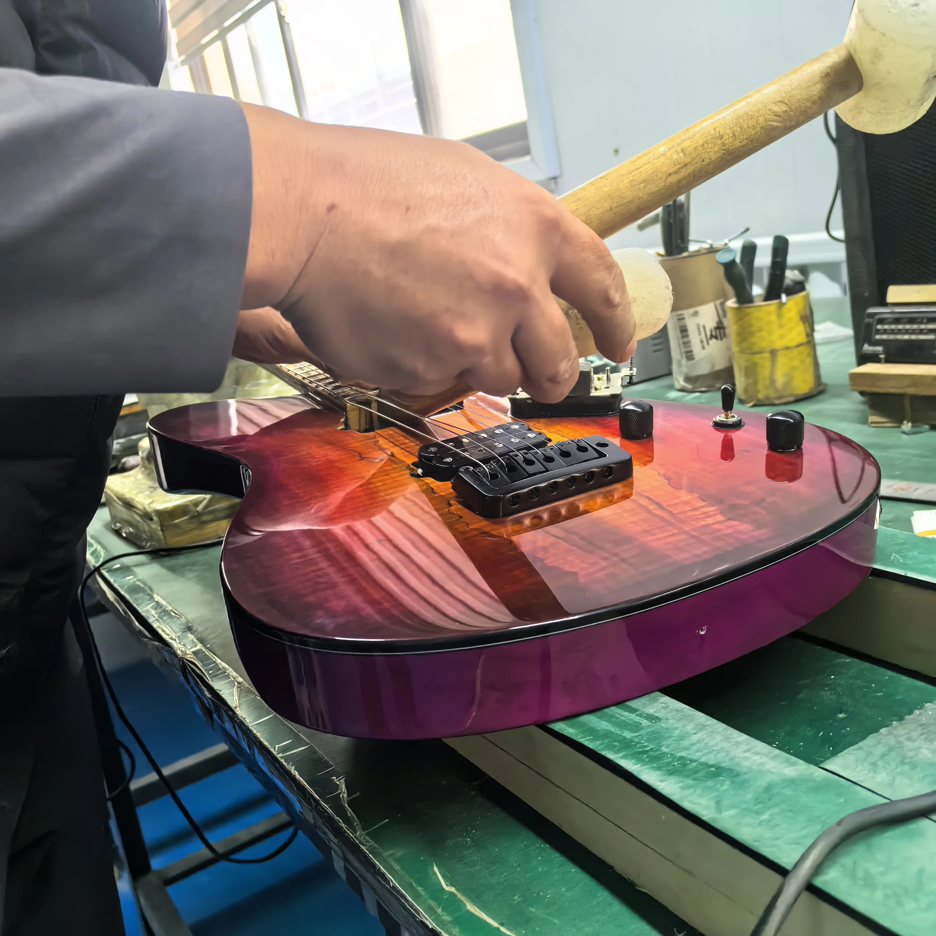 قطعة واحدة TL: جسم الماهوجني، لوحة أصابع من خشب الأبنوس، مفصل رقبة من قطعة واحدة، غراب رأس مستدير، التقاطات عالية الجودة