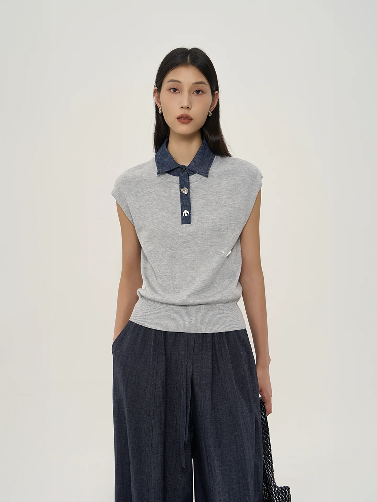 

Dan Ran Collar Color Block Sleeveless Knitted Sweater Women's Fitted Waist Button up Casual Style Spring Fashion