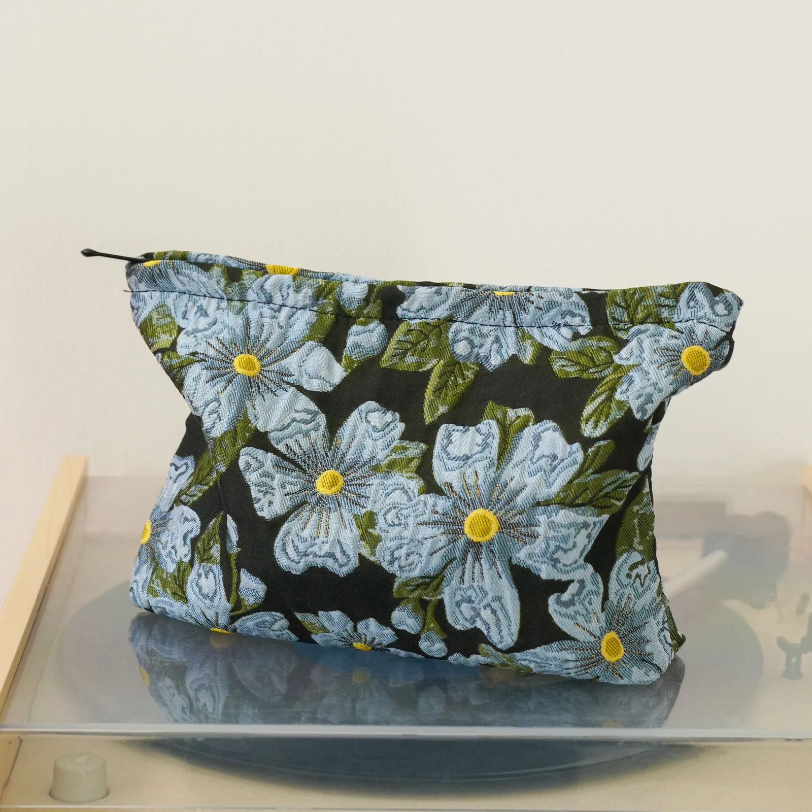 Women\'s Makeup Bag Blue Vintage Flower Portable Cosmetic Sanitary Napkin Storage Bag Commuter Clutch Bag Travel Amenity Bag