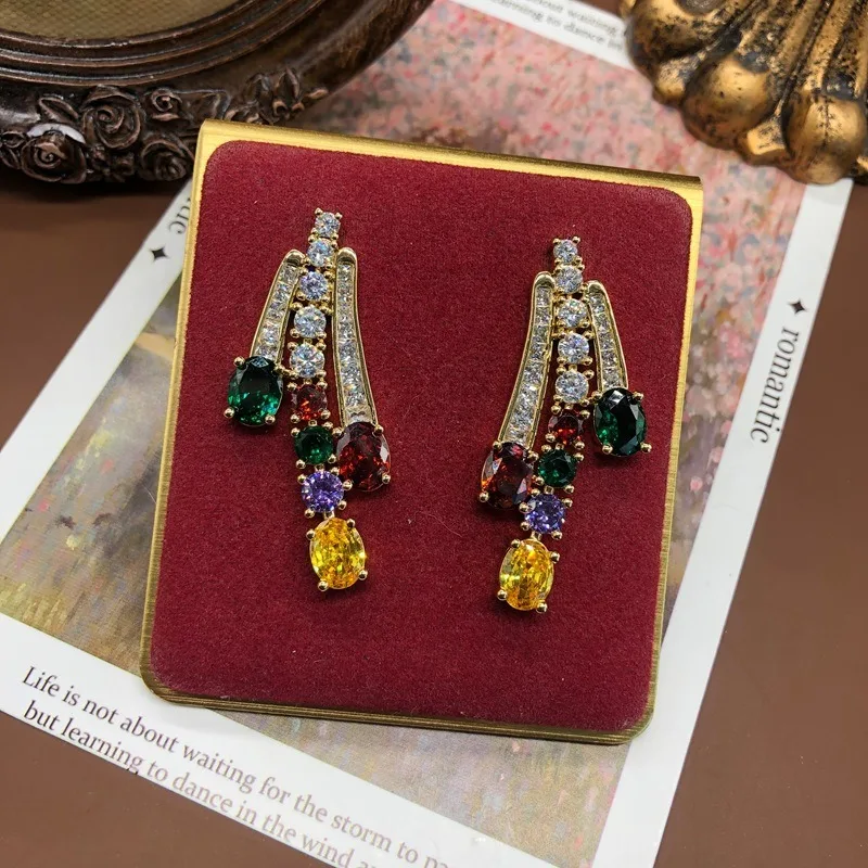 

The Temperament of The New Colored Zircon Stud Earrings Is A Sense of Design, Versatile, Light Luxury, Elegant Retro Wind Copper
