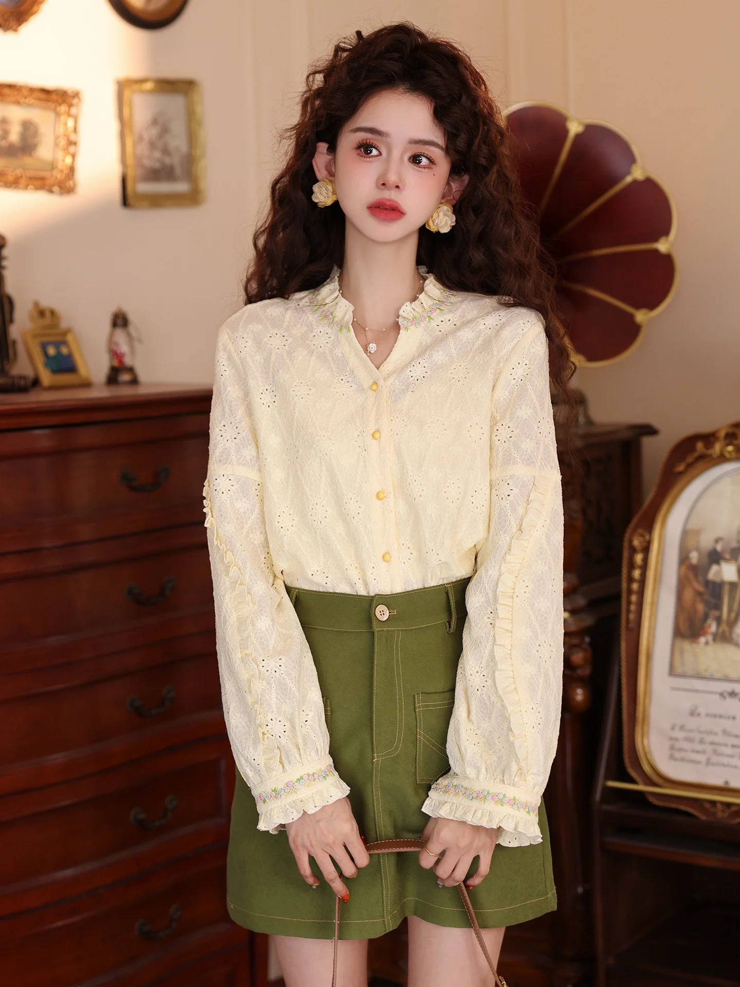 

Chen Jiajie Vintage Pure Color Long Sleeve Lace Patchwork Women's Shirt Beautiful Ageless Top Polyester Fiber V-neck Open Car...