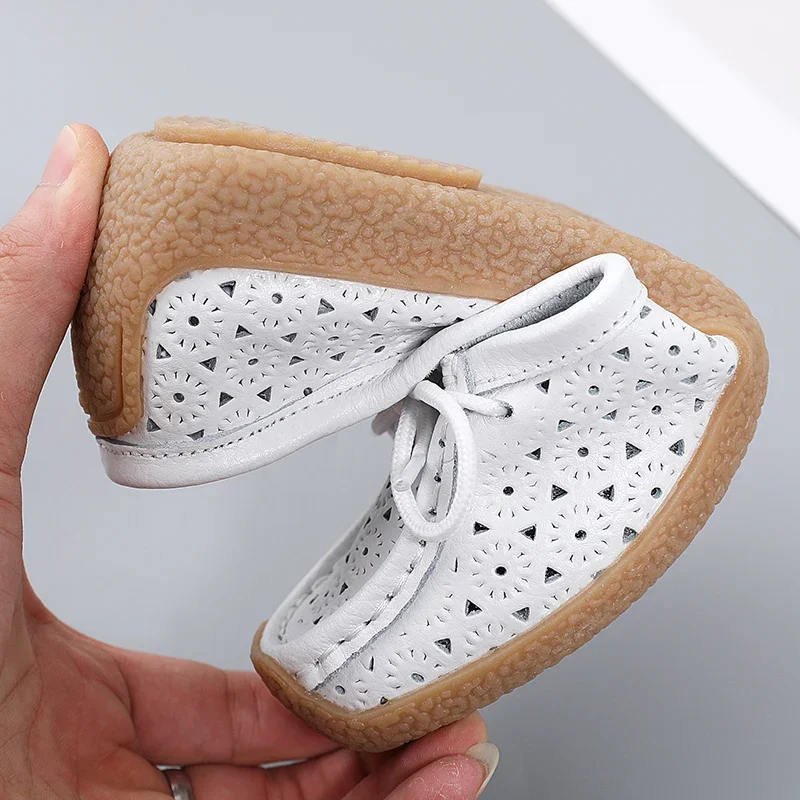 100% جلد البقر أحذية رياضية كاجوال المرأة الصنادل الجلدية كبيرة الحجم خفيفة الوزن مثقبة المضادة للانزلاق المتسكعون للأحذية النسائية
