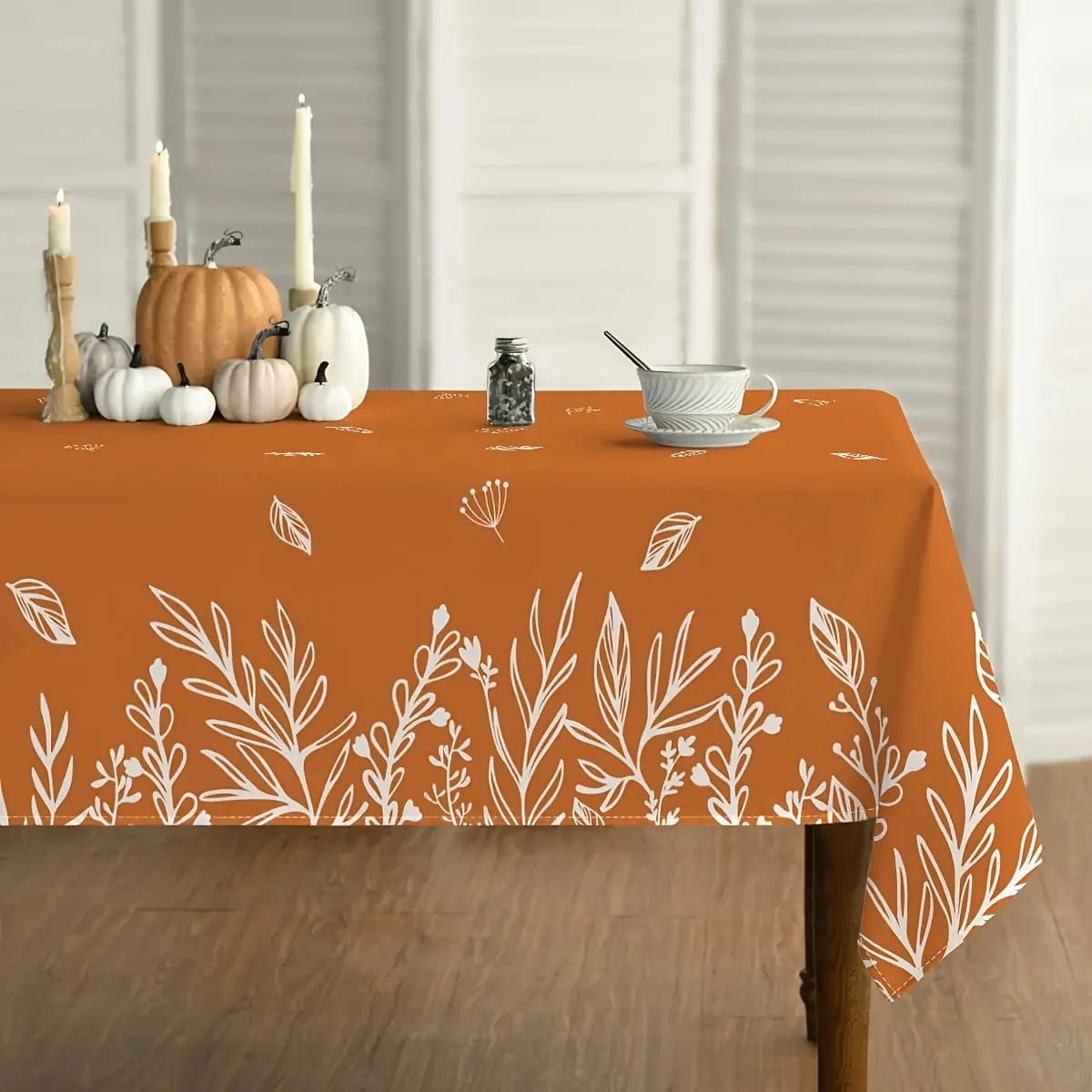 One orange tablecloth. Made of water-resistant and easy-to-clean polyester material. Suitable for Thanksgiving.zyc
