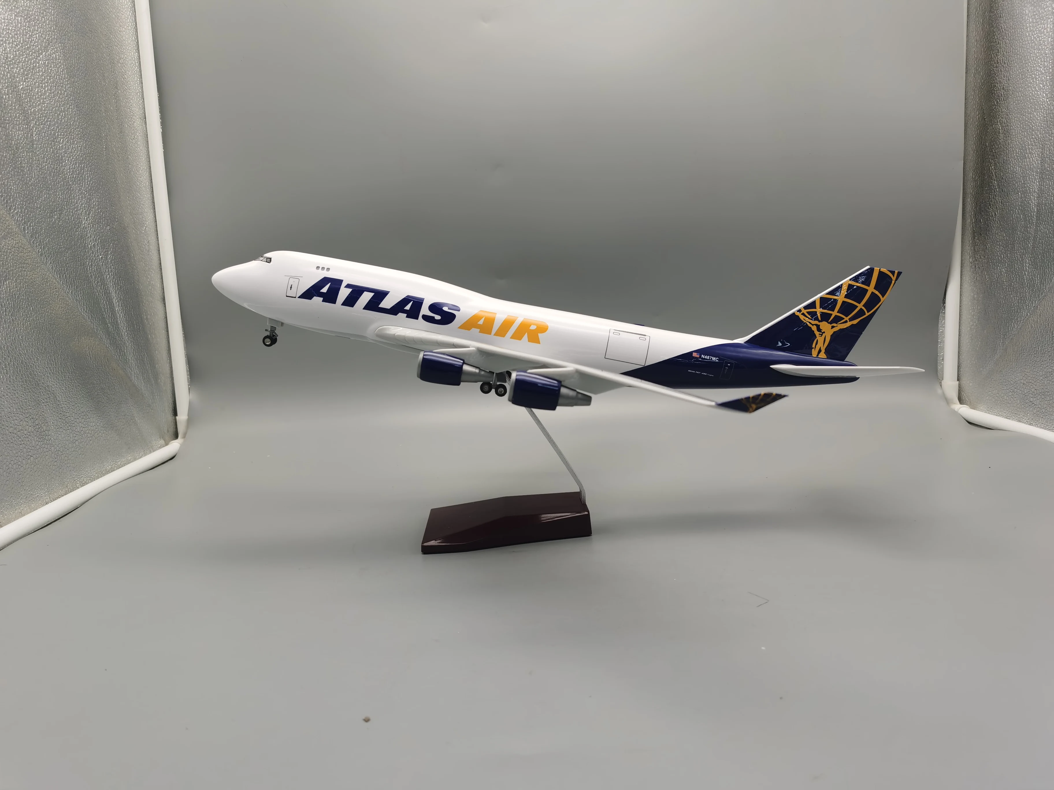 

Scale 1:150 47cm Atlas Air 747 With Wheels And Lights Simulation Civil Aviation Airliner Model Aircraft LED Lights Ornaments