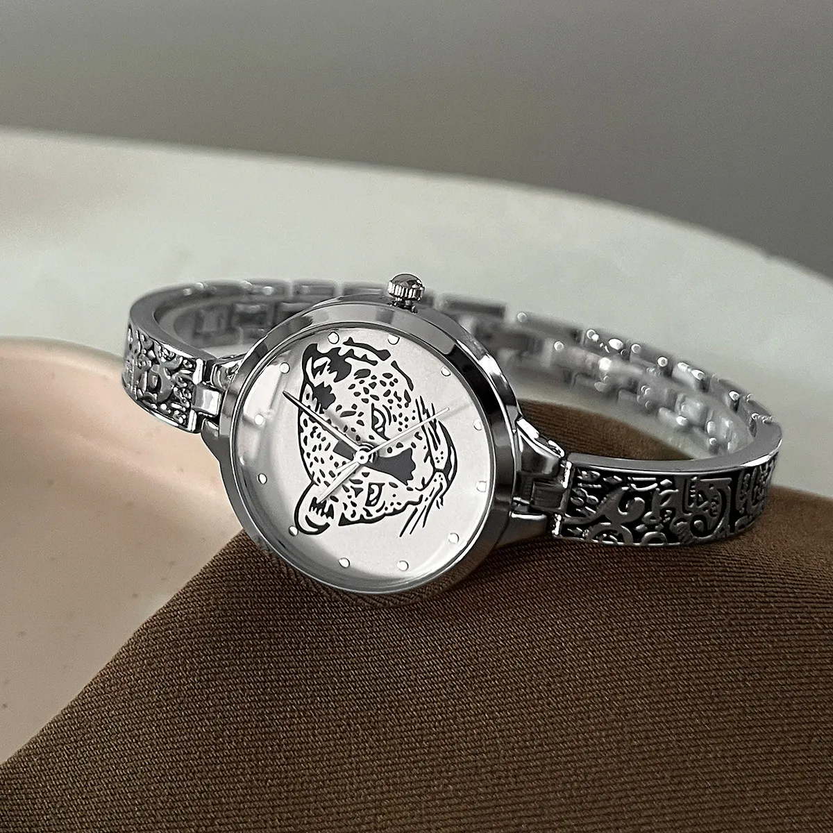 

New Women'S Watch With Leopard Print Steel StrapSmall Dial, Quartz MovementLuxuriousExquisite, Fashionable, And High-End Design.