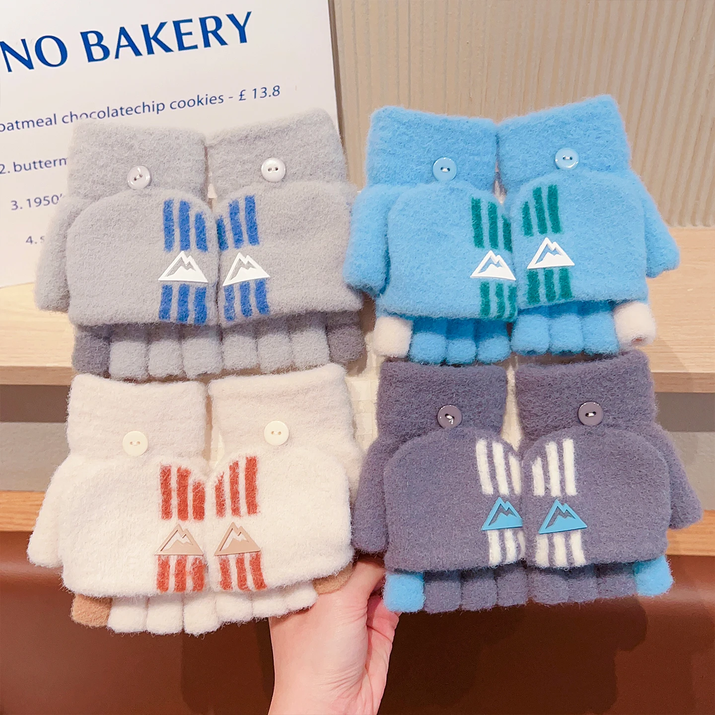 2-in-1-Winterhandschuhe für Kinder mit aufklappbarem Überzug, weiche, flauschige Handschuhe aus Kunstfellimitat, gestrickte Fäustlinge mit Stern- und Streifenmuster, halb- und volle Fingerhandschuhe für Jungen und Mädchen. – Detail 5