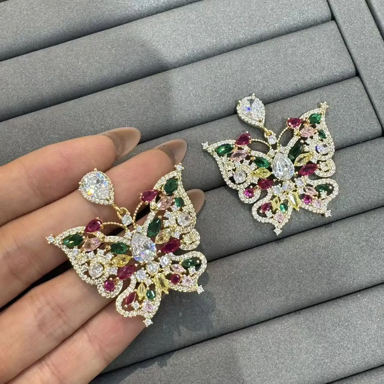 

Розовые серьги с цирконом и разноцветными бабочками для вечеринок