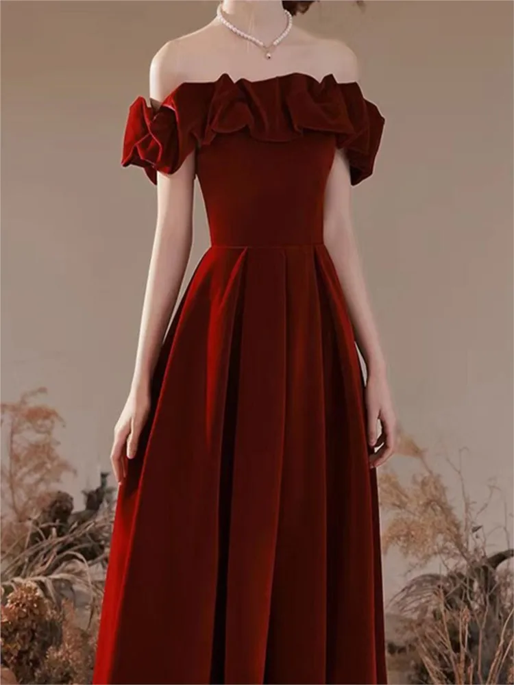 

A simple and elegant one-shoulder velvet toasting dress that looks fair
