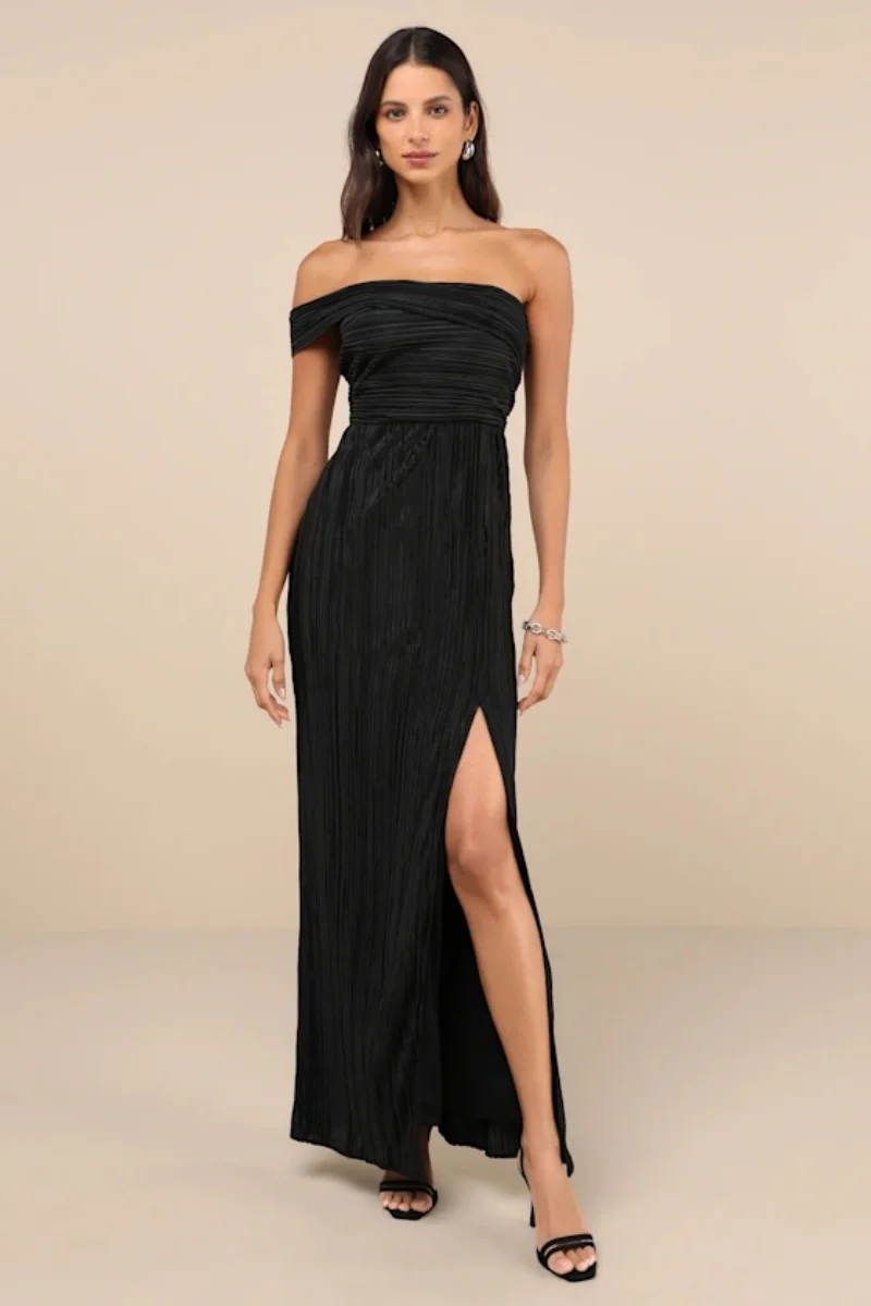 Elegantes schwarzes plissiertes schulterfreies Abendkleid mit asymmetrischem Ausschnitt, figurbetont, bodenlang mit hohem Schlitz, formelles Kleid, maßgeschneidert