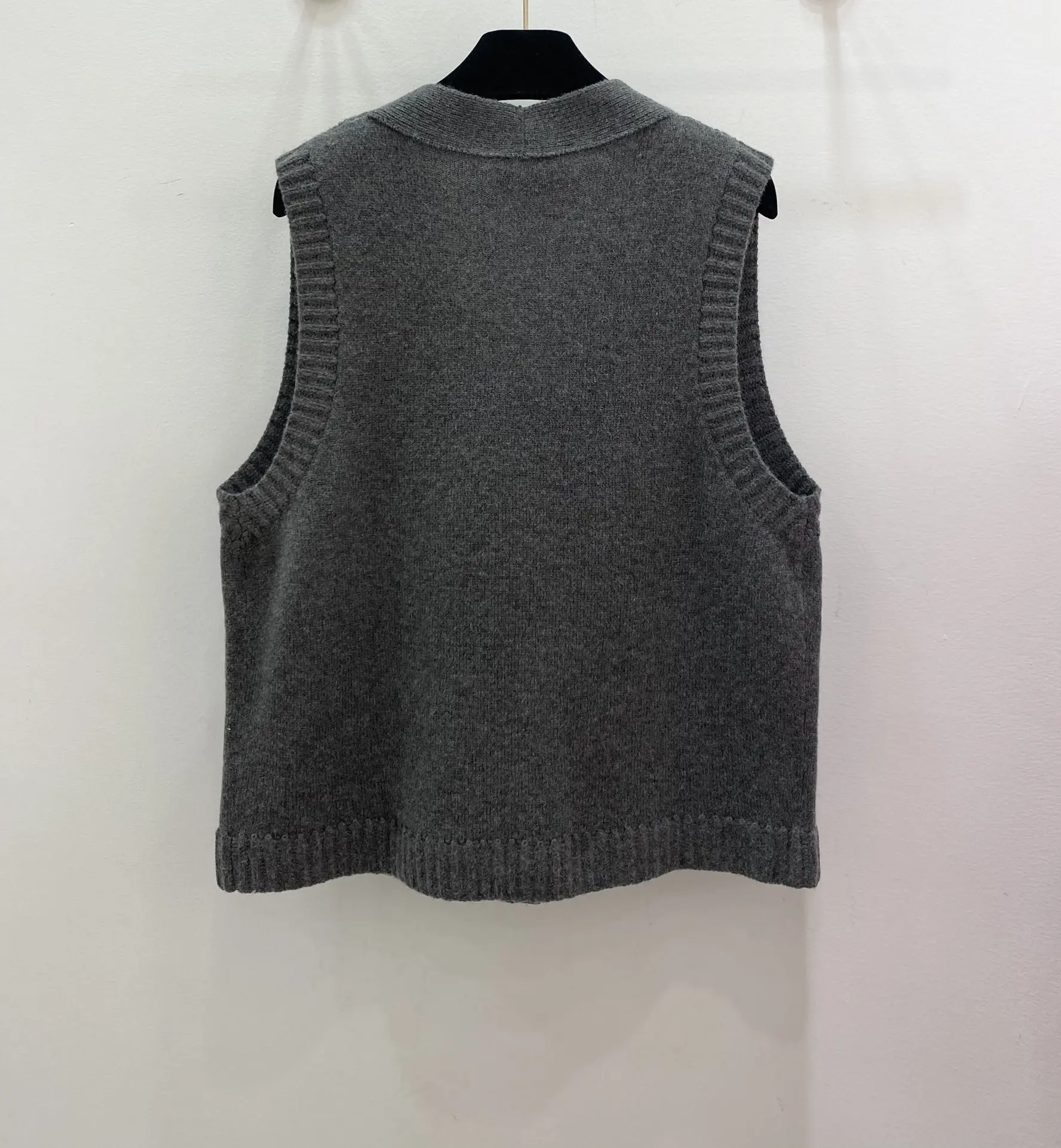 2024 Summer and Autumn New High Quality Women\'s Clothing Grey Classic Jacquard Knitted Vest 0719