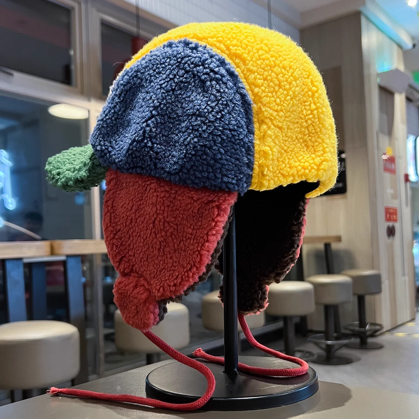 Koreańska urocza czapka z wełny jagnięcej z ochroną uszu, typu bomberka, dla mężczyzn i kobiet, jesienno-zimowa, patchworkowa, ocieplana czapka pilotka dla rodziców i dzieci.