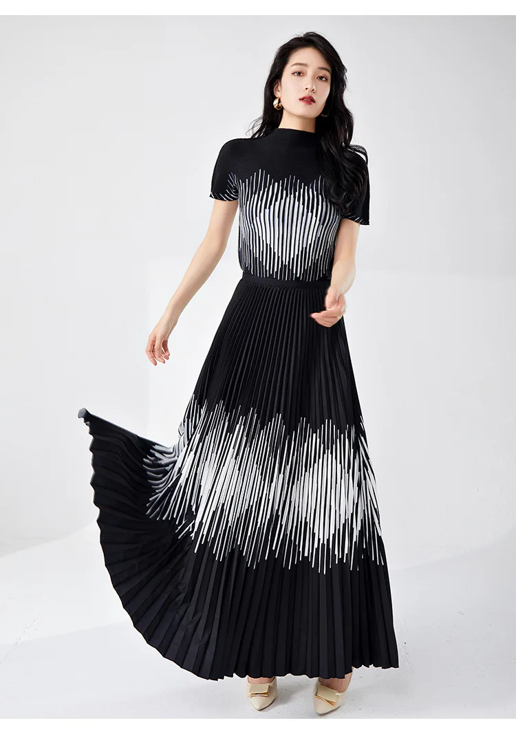 

Miyake Fashion Set - High-End Women's Striped Slim Fit Short-Sleeve T-Shirt and Pleated Skirt Two-Piece Set