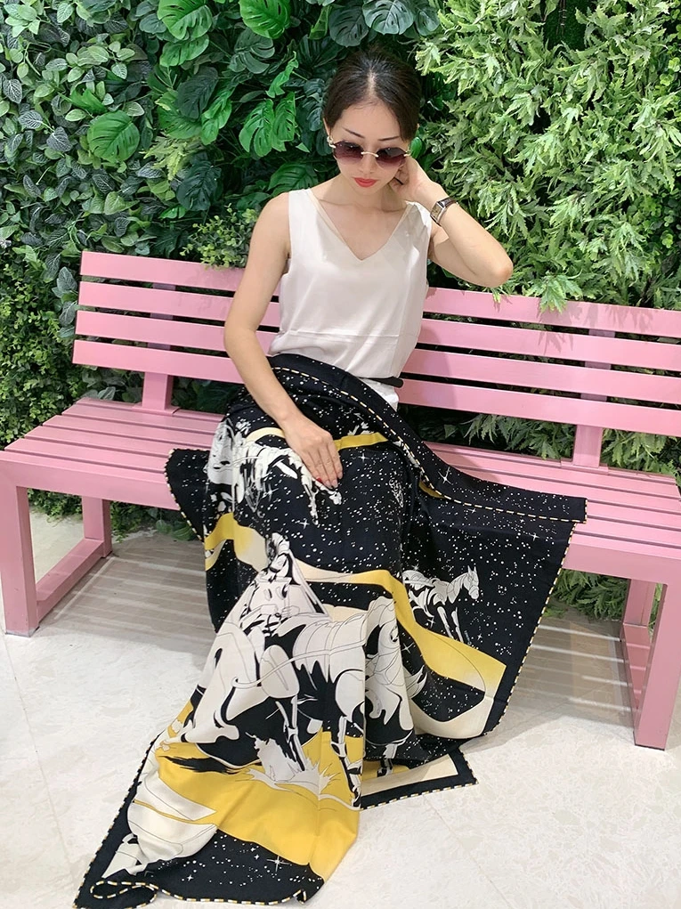 

Space Derby Horse Print Silk Wool Scarf 135CM Hems Rolling Scarfs Designer Luxury Shawl Pashmina Women Winter Thick Scarves