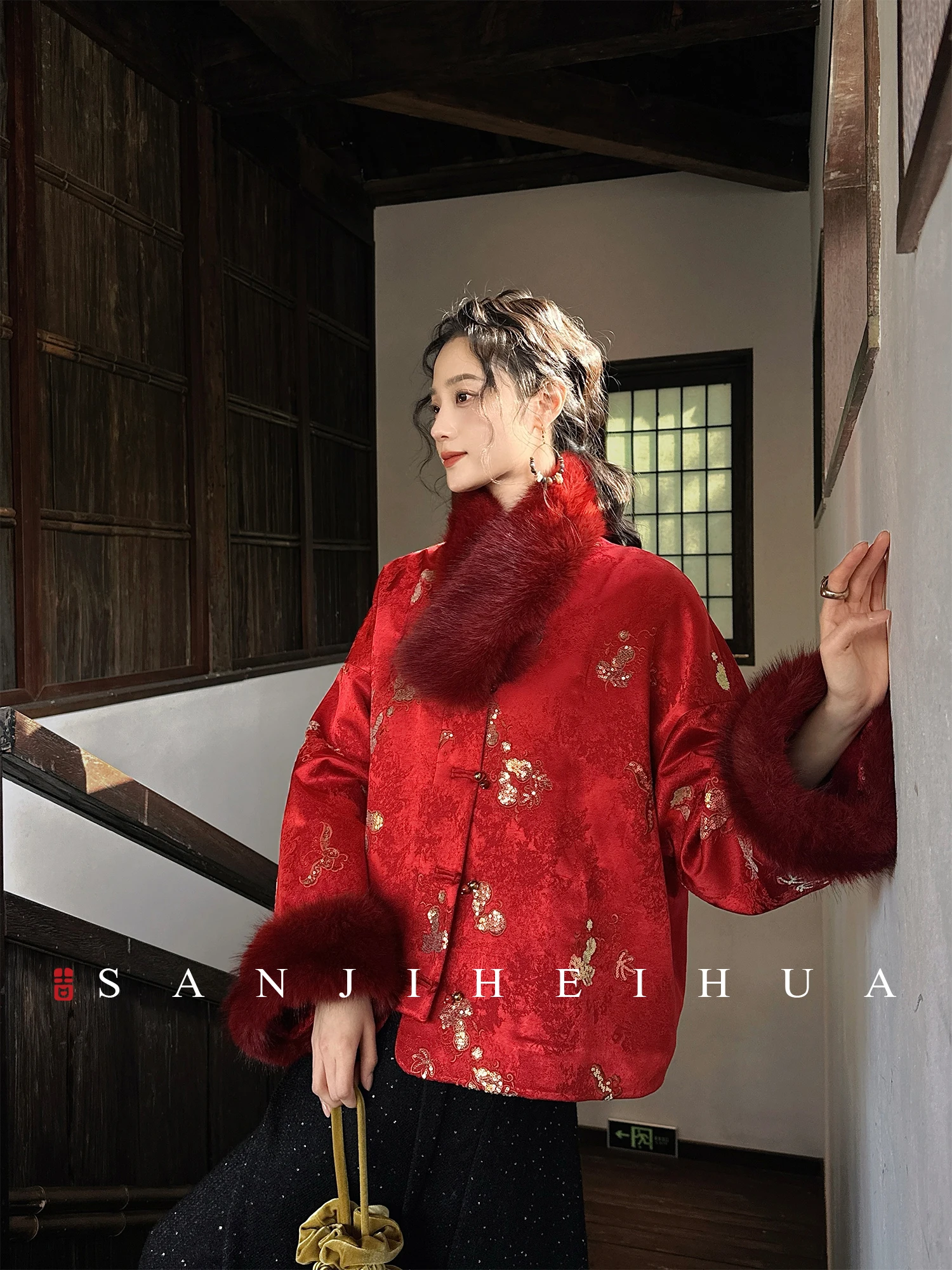

Новая китайская вышитая хлопковая куртка Sanji Bla Flower для женщин, новогодняя верхняя одежда с меховым воротником, свободный крой, длинная модель