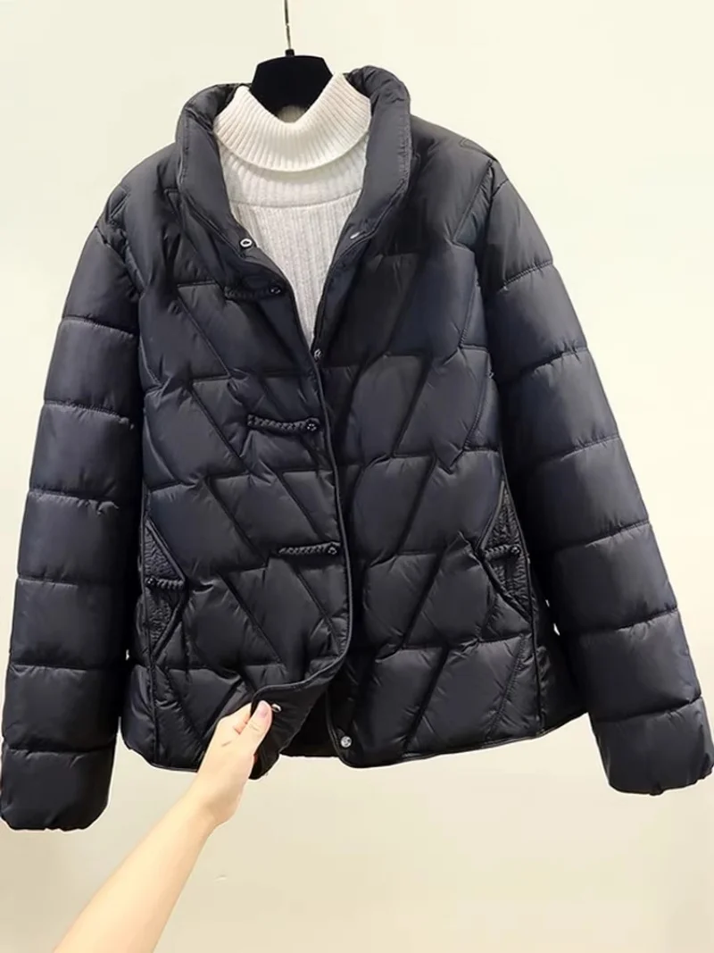 سترة نسائية صينية قصيرة شتاء 2025، معطف مبطن بإبزيم وياقة واقفة، بلوزة مبطنة من القطن على الطراز العرقي w1878