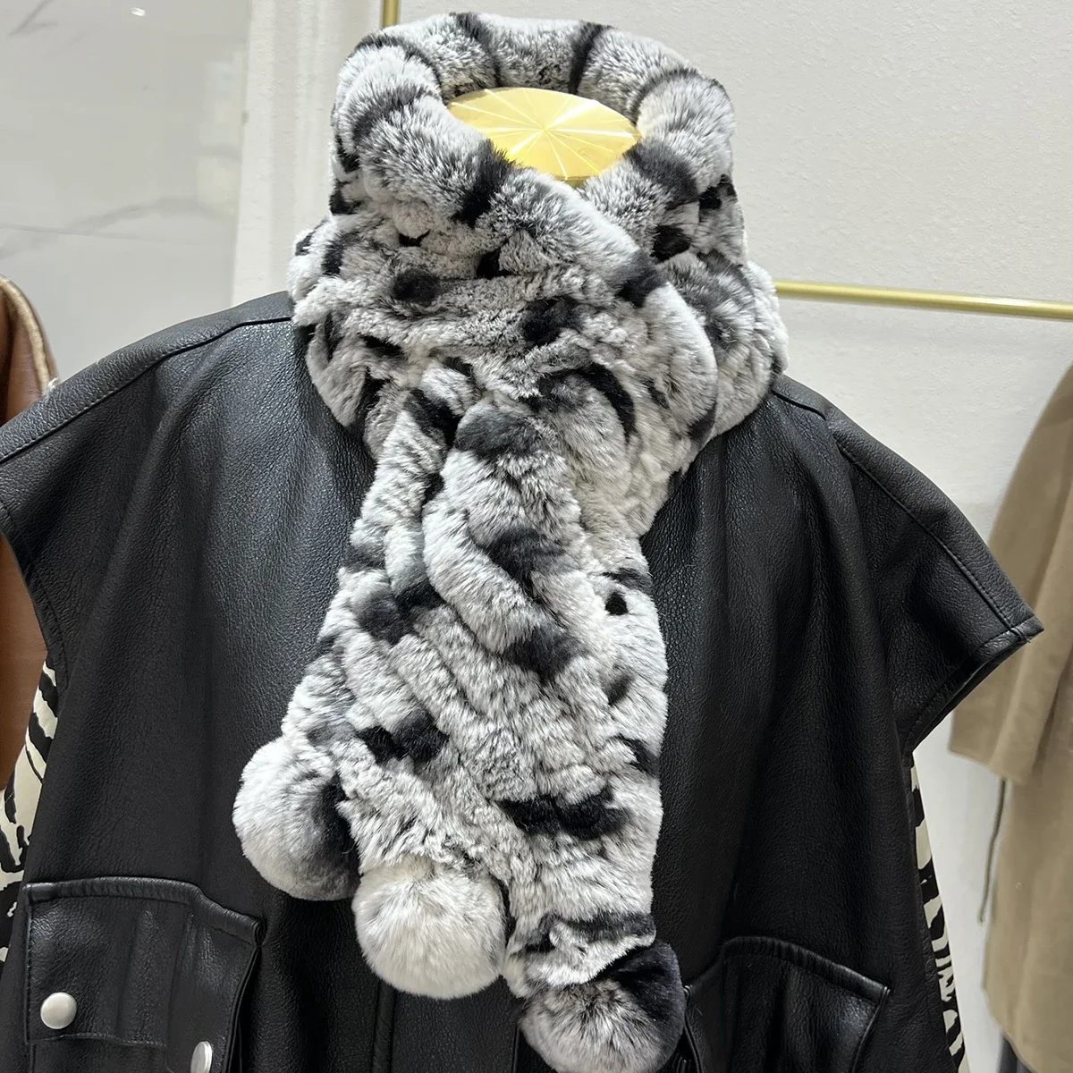 Echter Rex-Kaninchenfell-Schal für Damen, Winter, dick, warm, gestrickter Schal, doppelseitig, weicher Nackenwärmer, niedlicher Pompon-Kragen-Wickel. – Detail 13