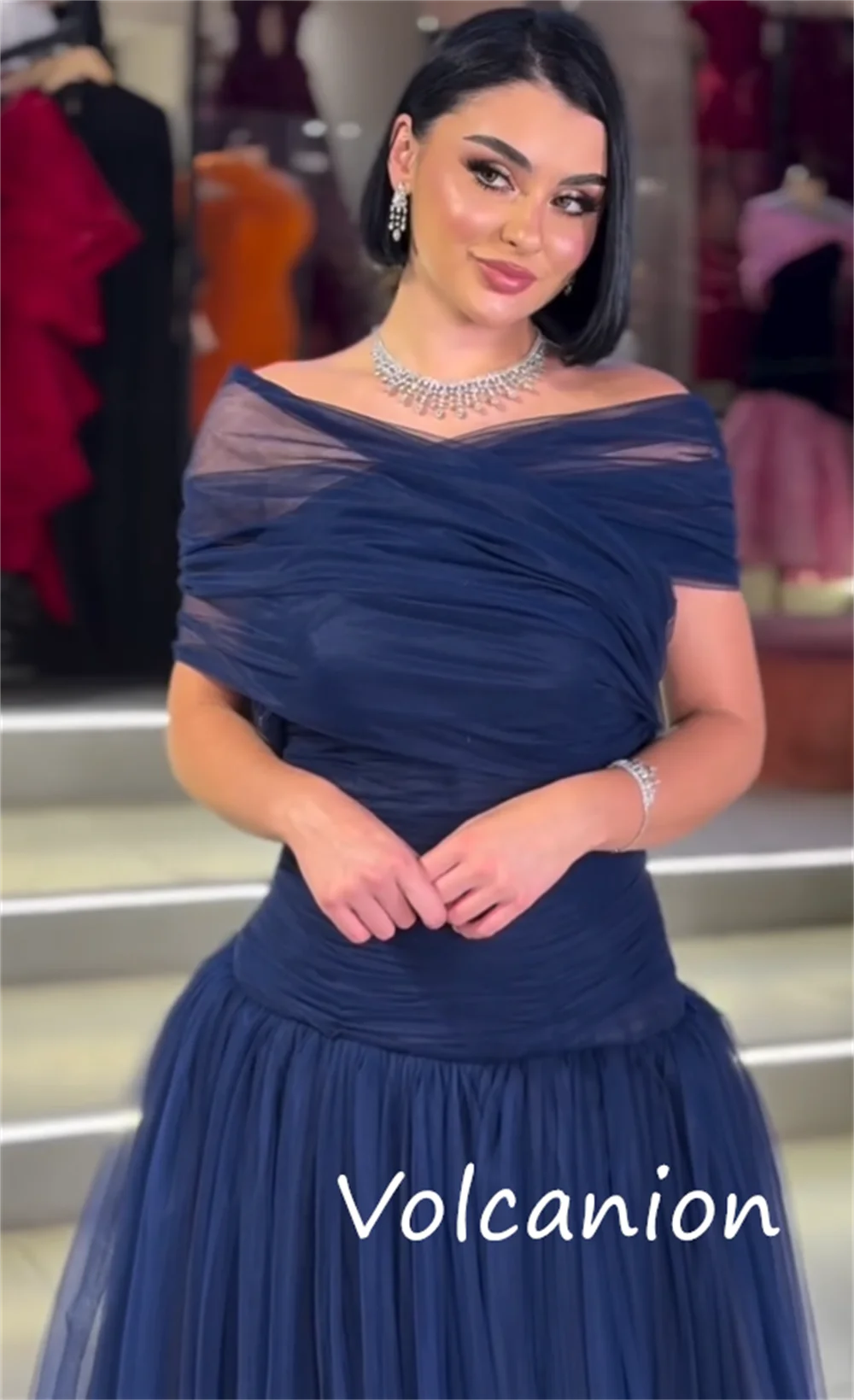 Abiti lunghi con spalle scoperte a trapezio con pieghe in organza alla moda su misura Occasioni intricate classiche