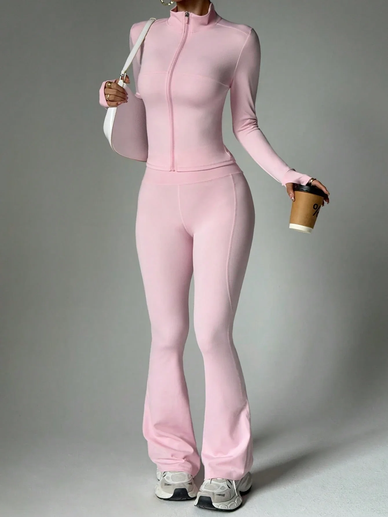 

Женский комплект из 2 предметов: укороченная куртка на молнии в уличном стиле и расклешенные брюки с высокой талией, розовый цвет