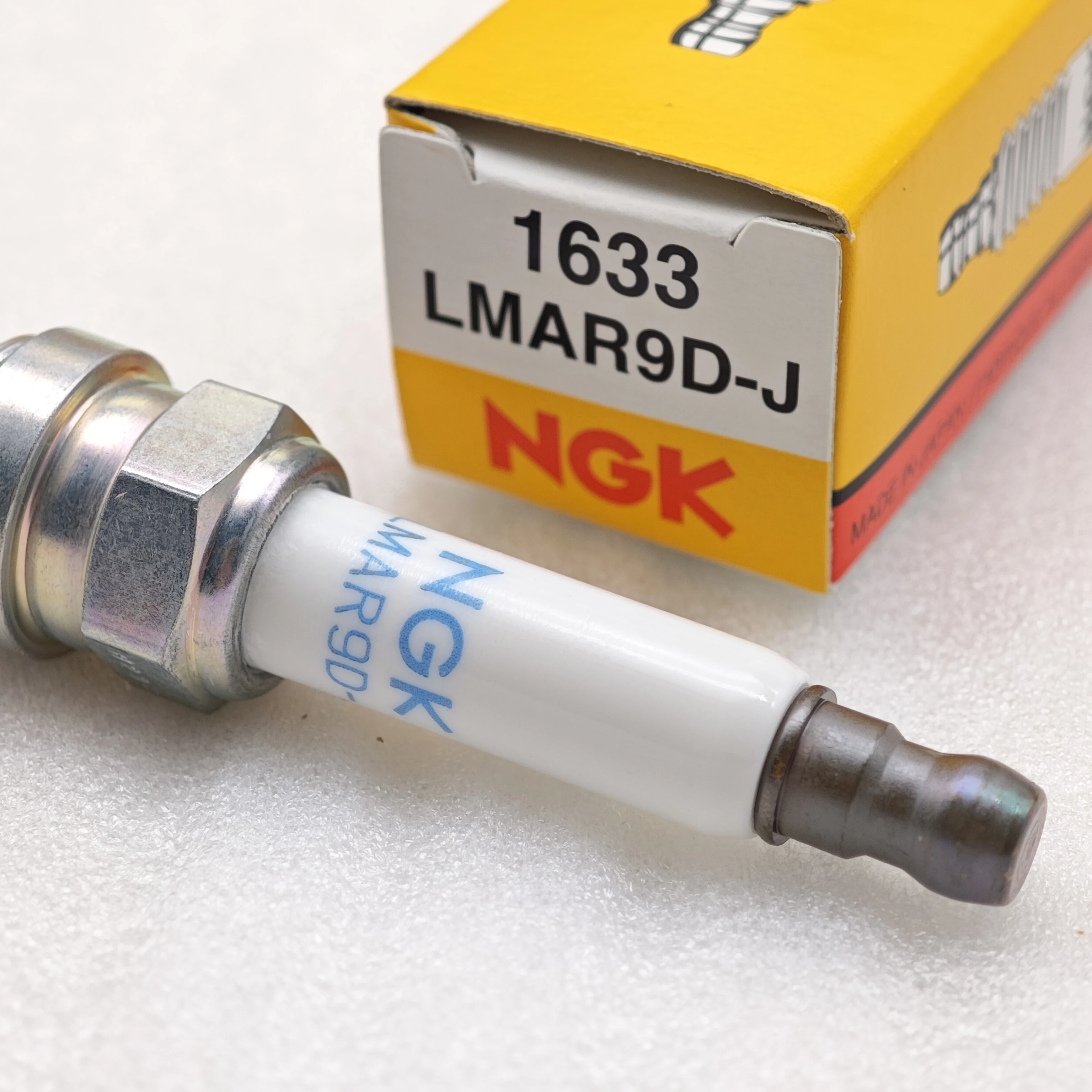 1pcs Original 2 PAWS NGK Spark Plug LMAR8D-J 93444  LMAR9D-J 1633