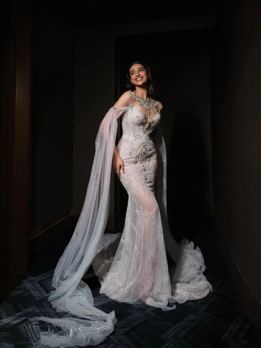 الراقية فستان الزفاف حورية البحر البريق مع الرأس الدراماتيكي رائعة الديكور شير التفاصيل حكاية مثير ثوب الزفاف مخصص