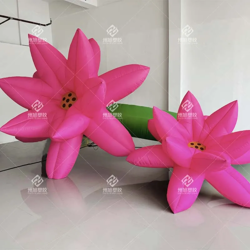 Modello gonfiabile gigante di pianta di fiore di loto, oggetti di scena decorativi per arrampicata su parete possono essere personalizzati