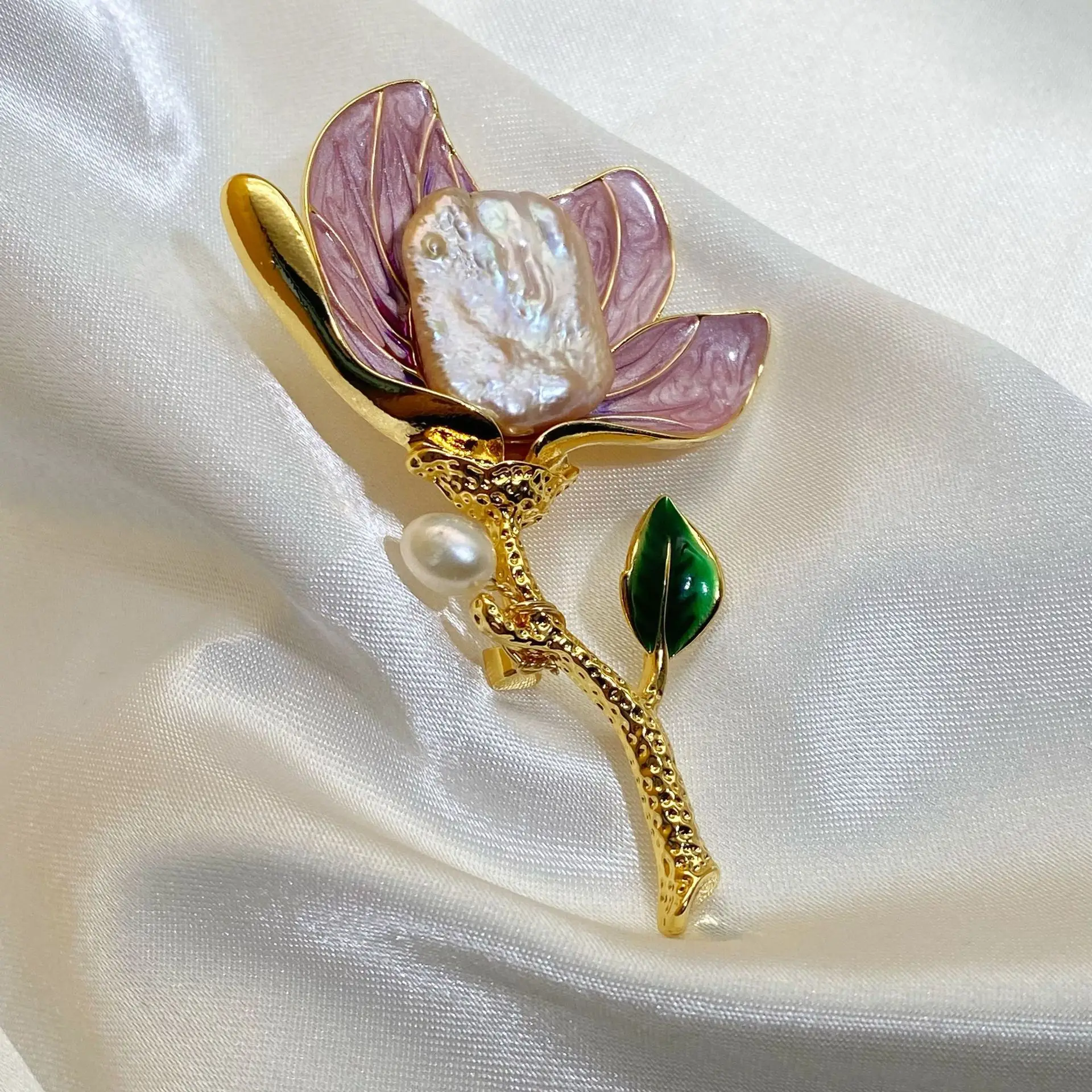 Natural freshwater pearl square baroque drip flower brooch brooch simple and realistic atmosphere factory direct sales women