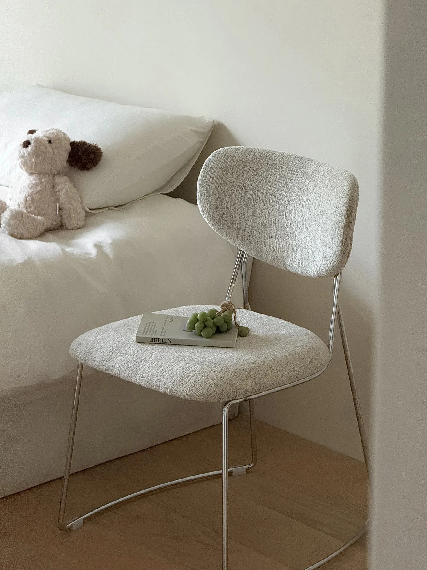 

MOMO Nordic Medieval Dining Chair Modern Simple Metal Soft Bag Backrest Chair Home Retro Designer Chair