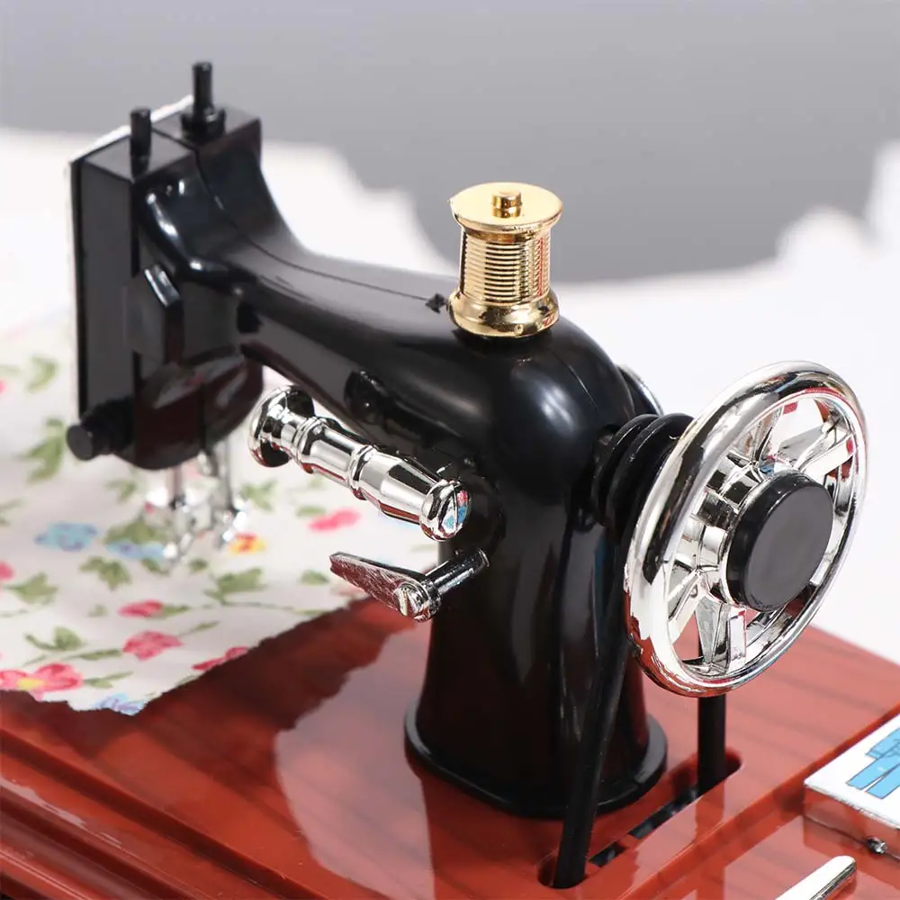 

Simulation Dollhouse Sewing Machine Vintage Mini Sewing Machine Model Hand-Crank Clockwork Mechanism