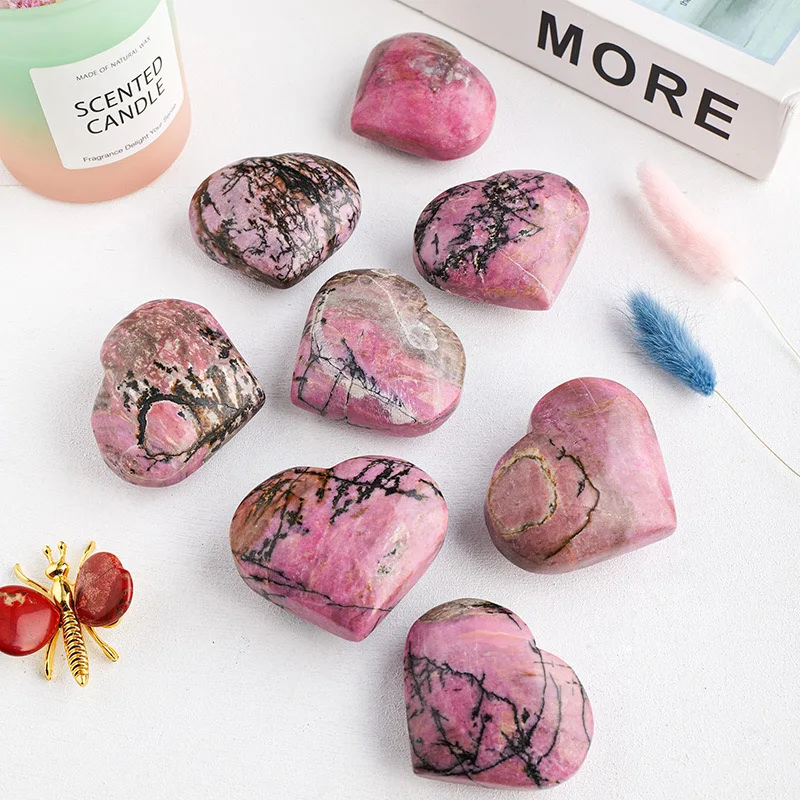 Большие натуральные камни в форме сердца из родонита