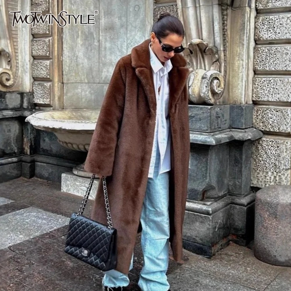 

TWOTWINSTYLE уличная модная шуба из искусственного меха для женщин с зубчатым воротником и длинными рукавами, свободная темпераментная верхняя одежда, женская модная
