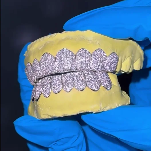 

Hip Hop Iced Out Vvs Diamond Grillz Teeth 8 Top 8 Bottom 925 Sterling Sliver Custom Moissanite Grillz Body Jewelry