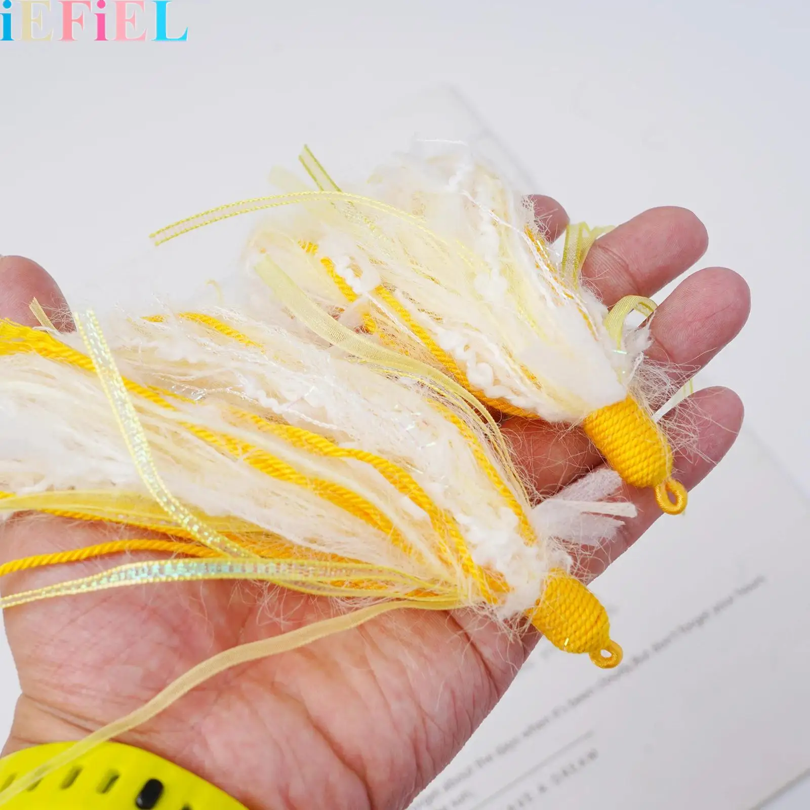 

2Pcs Exquisite Handmade Fuzzy Ribbon Plush Tassels Pendant DIY Craft Accessory for Objects Embellishing