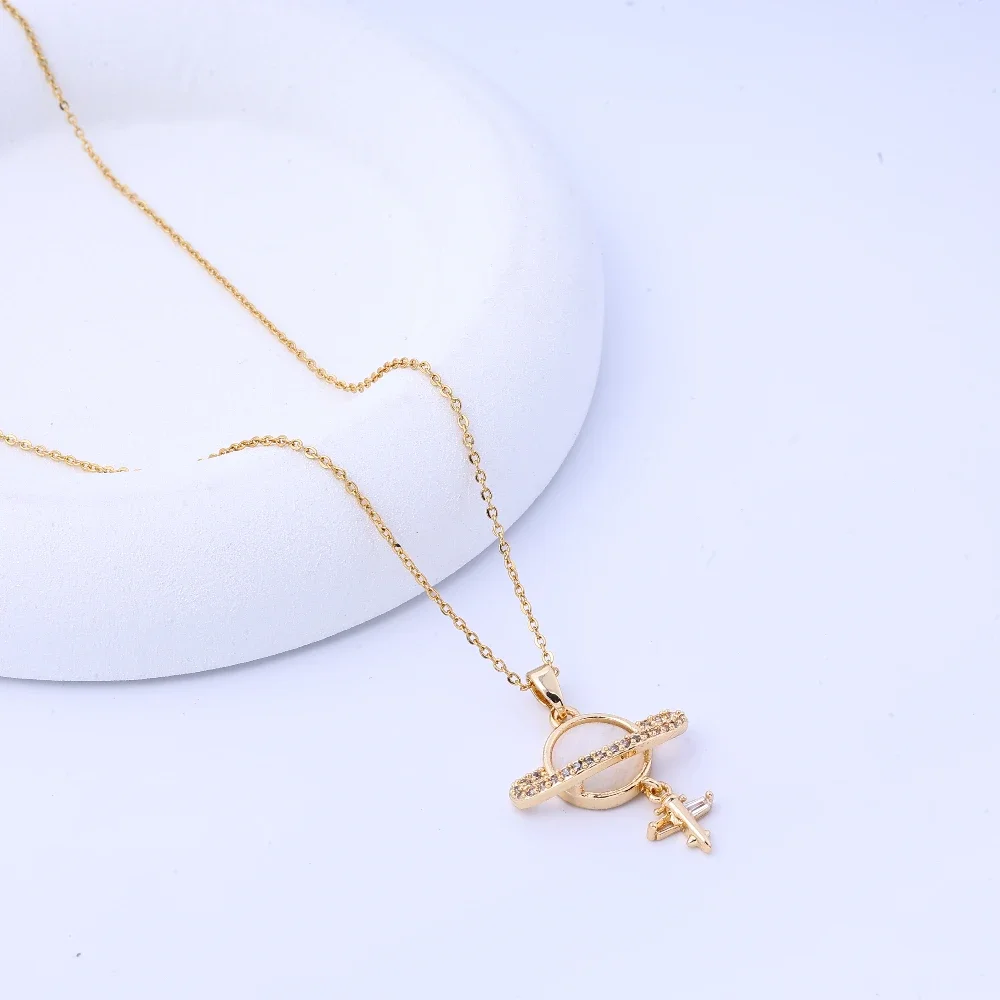 قلادة فاخرة خفيفة من الذهب عيار 18 قيراط، سلسلة نسائية من الفولاذ التيتانيوم، صليب غير يتلاشى، زركونيوم مرصع بالزركونيوم، عصرية للتنقل، e