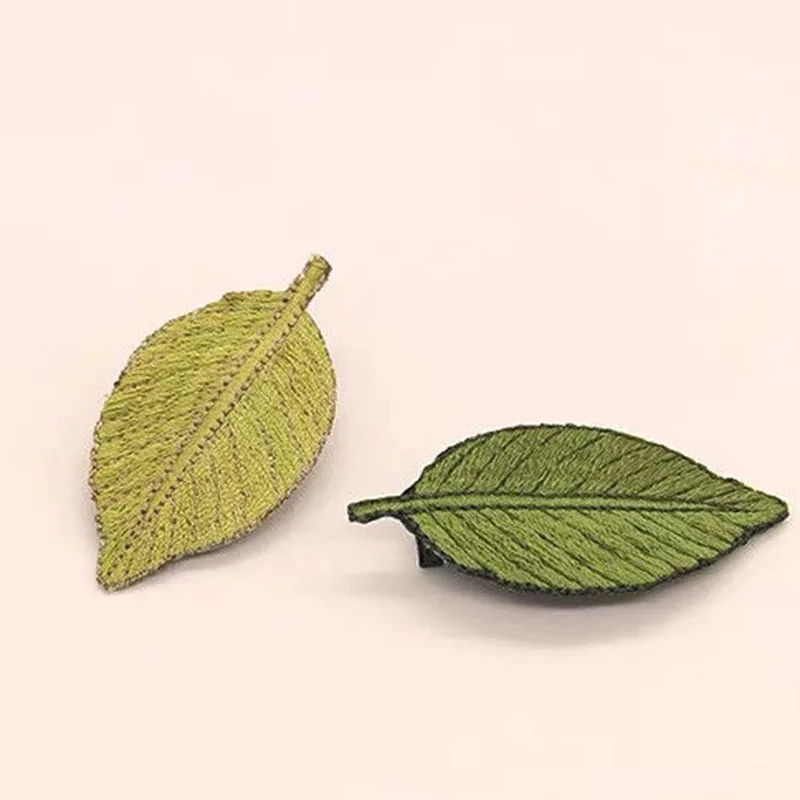 The leaf shaped hair clip is fashionable and minimalist  with a forest style hair clip and a green leaf edge clip