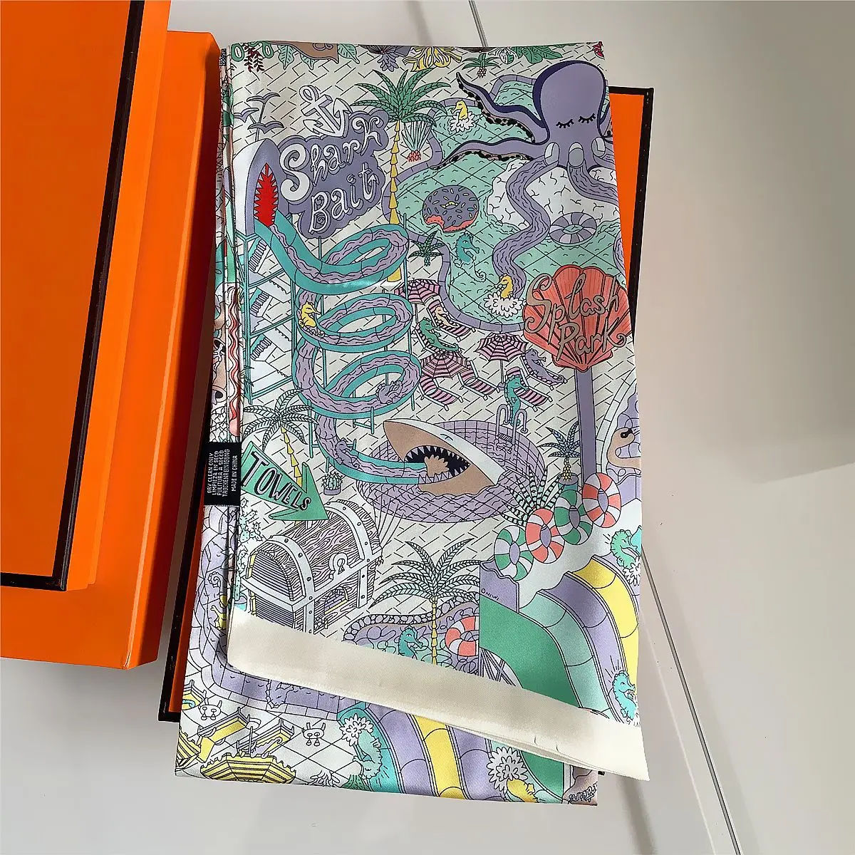 Versione coreana calda del nuovo parco divertimenti Moda femminile Versatile striscia di stampa a doppio strato Sciarpa decorativa in twill regalo