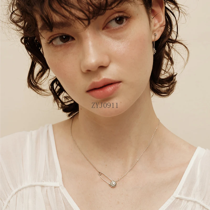Collar de pin de principios de verano, diseño de nicho femenino, cadena de clavícula con colgante simple de alta gama
