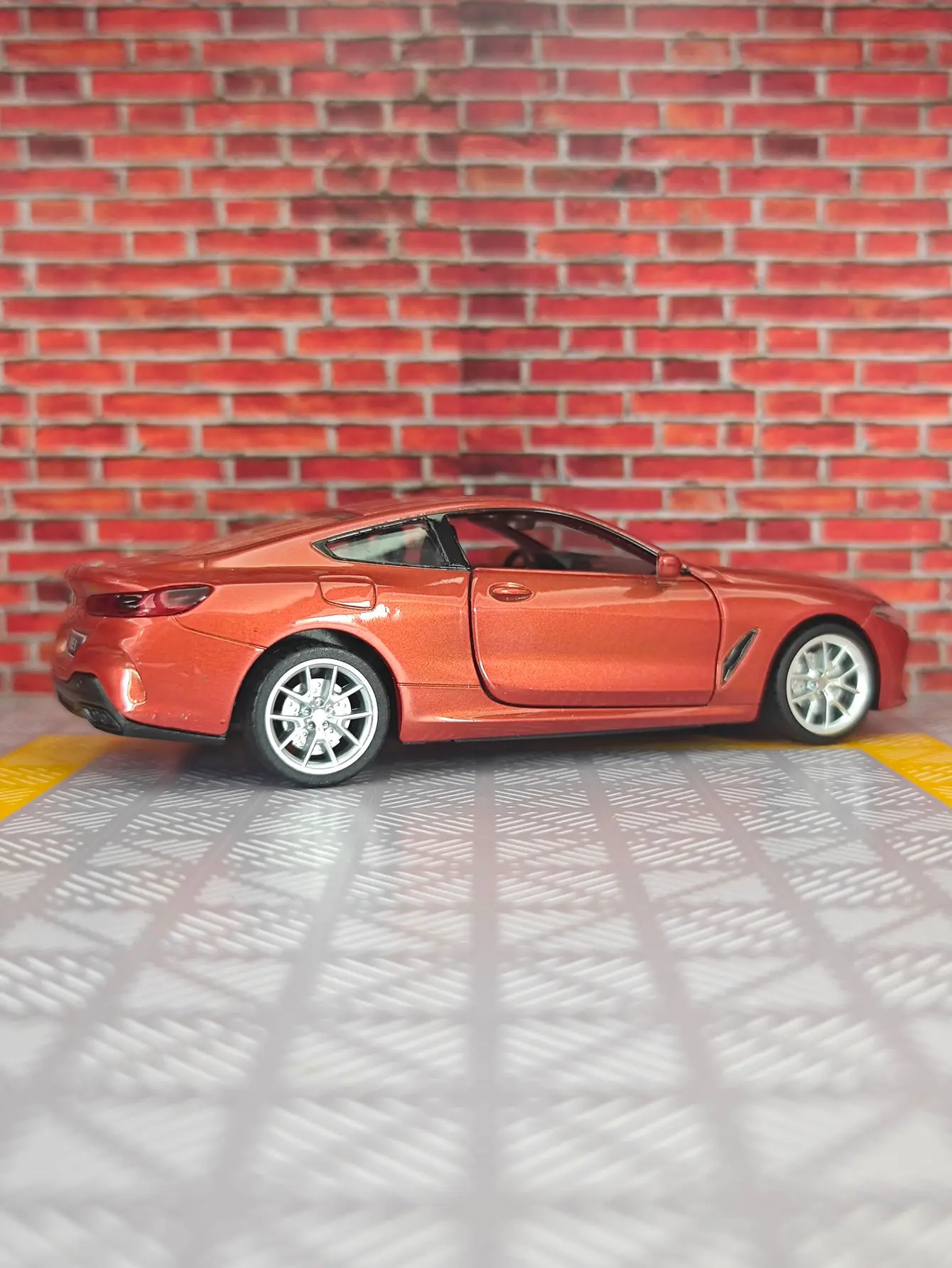 

Модель автомобиля BMW M850i из сплава, масштаб 1:35, с открывающимися дверями, богатой детализацией, тонкой отделкой и высоким качеством.