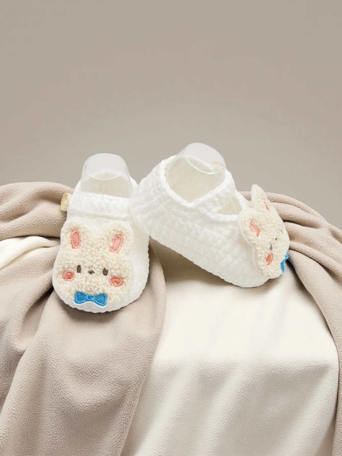 زوج واحد من أحذية الأطفال اللطيفة على شكل أرنب، أحذية شبشب محبوكة بيضاء مع فيونكة زرقاء، أحذية ناعمة للرضع مع زر إغلاق، 0-12 شهرًا