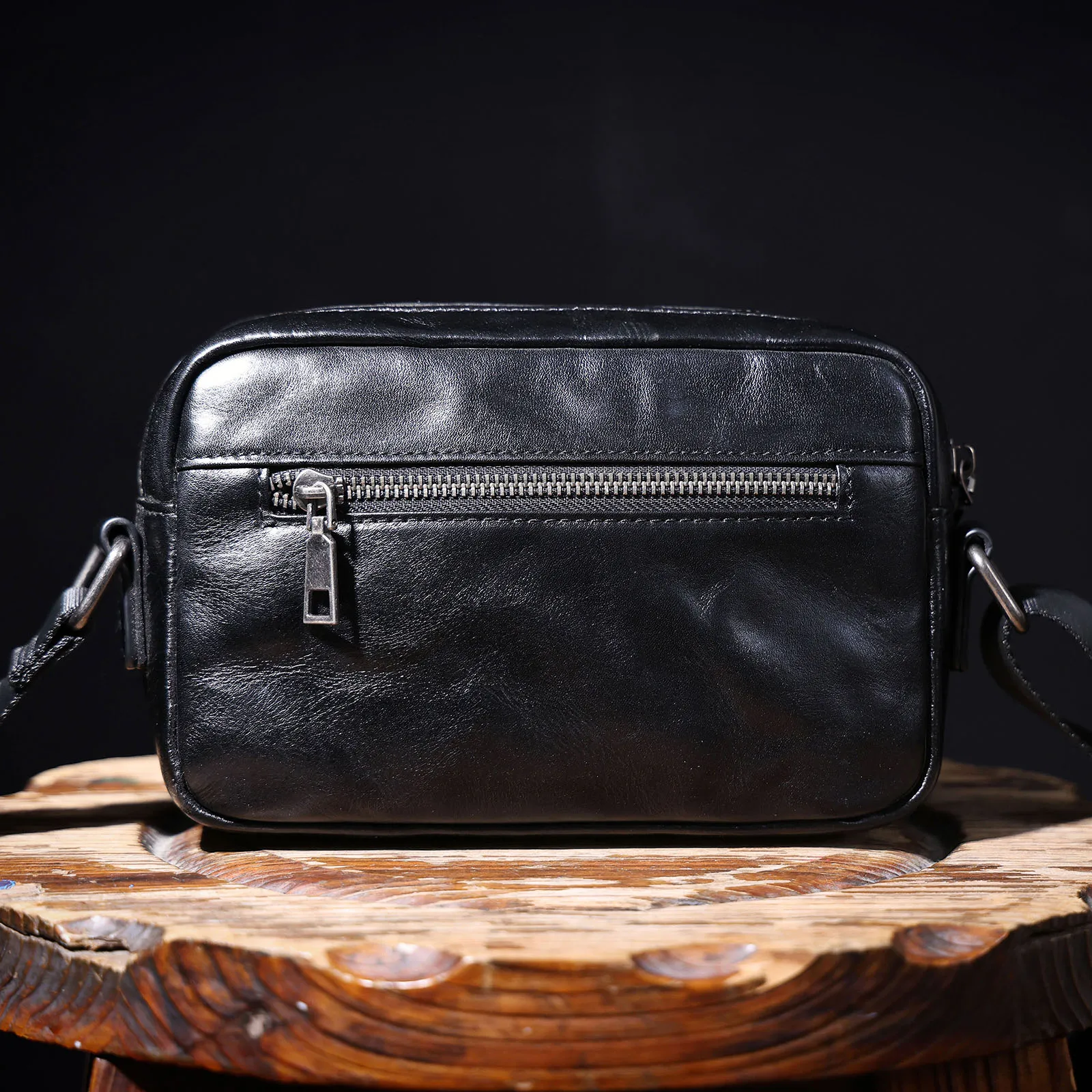 Echte Leder-Brusttasche für Herren, Casual-Umhängetasche aus Rindsleder, Modische Handyhülle, Pflanzlich gegerbtes, gerafftes Leder – Detail 12