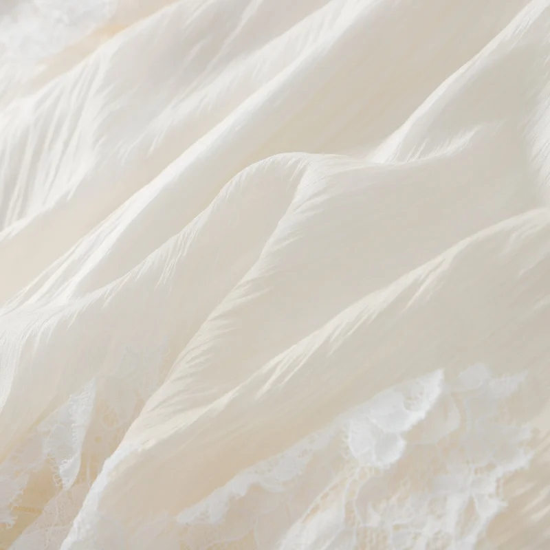 Stilvolle weiße, gestufte Spitzenbluse mit Spaghettiträgern, ärmellos, mit Rüschen, fließend, elegant, für Damen, Sommer, Alltag, Party, Urlaub. – Detail 6