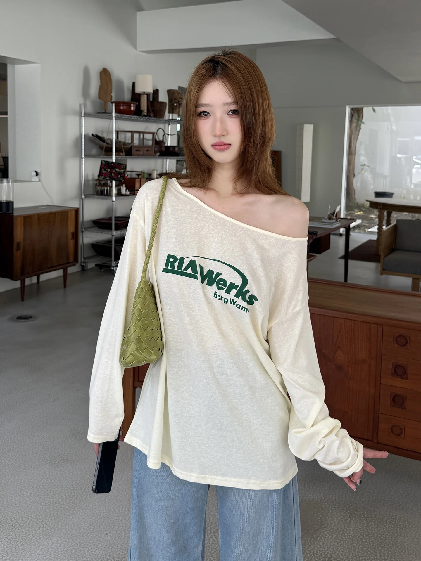 

Модный корейский свободный длинный топ-футболка женский с открытыми плечами, стройнящий, с буквенным принтом, удобный, из хлопка и полиэстера