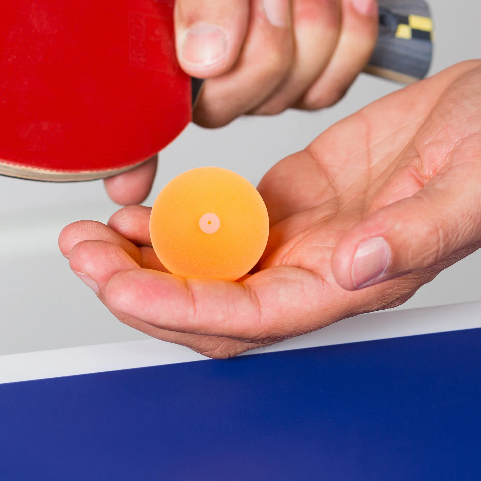 50 قطعة كرات تنس الطاولة للتدريب، ثقوب لكمة، مقابس سيليكون، سهلة التخزين، جلسات ممارسة فعالة، مادة رائعة