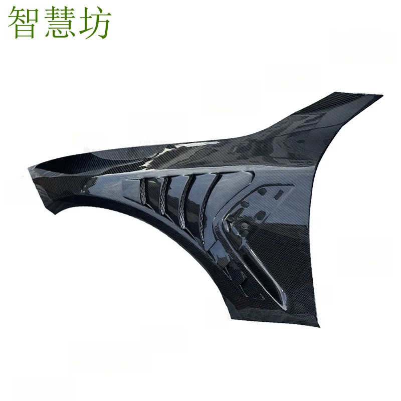 

Подходит для BMW M4 G82: модифицированные крылья и брызговики из сухого карбона.