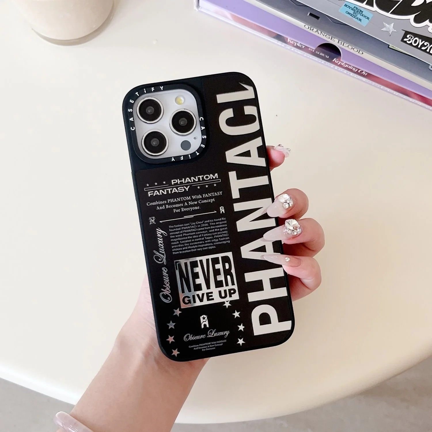Die PHANTACI-CASSETi-Handyhülle mit Co-Branding eignet sich für die Modelle iPhone 16 und Apple 15 mit dem Album Jay Chou