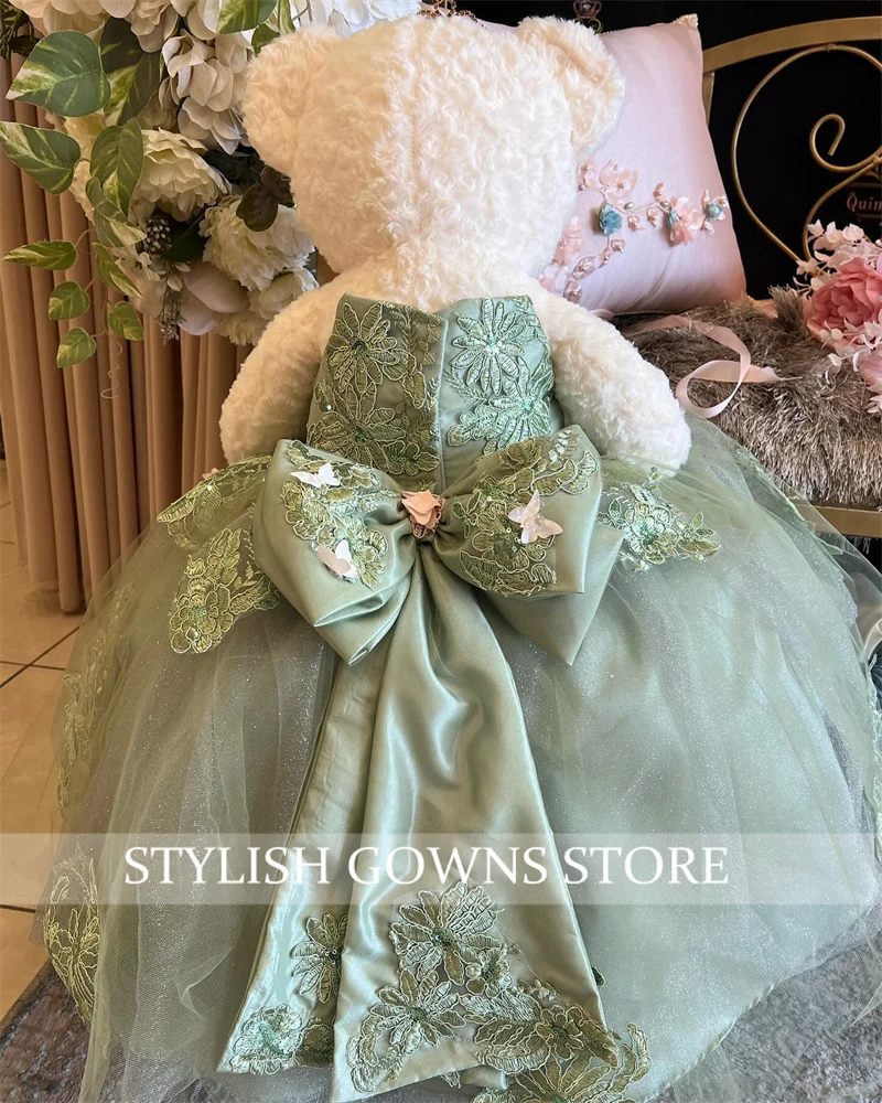 สีเขียวปิดไหล่ลิงค์พิเศษสําหรับส่วนบุคคล Quinceanera ตุ๊กตาหมีชุดประณีตลูกปัดดอกไม้ Appliques ที่กําหนดเอง